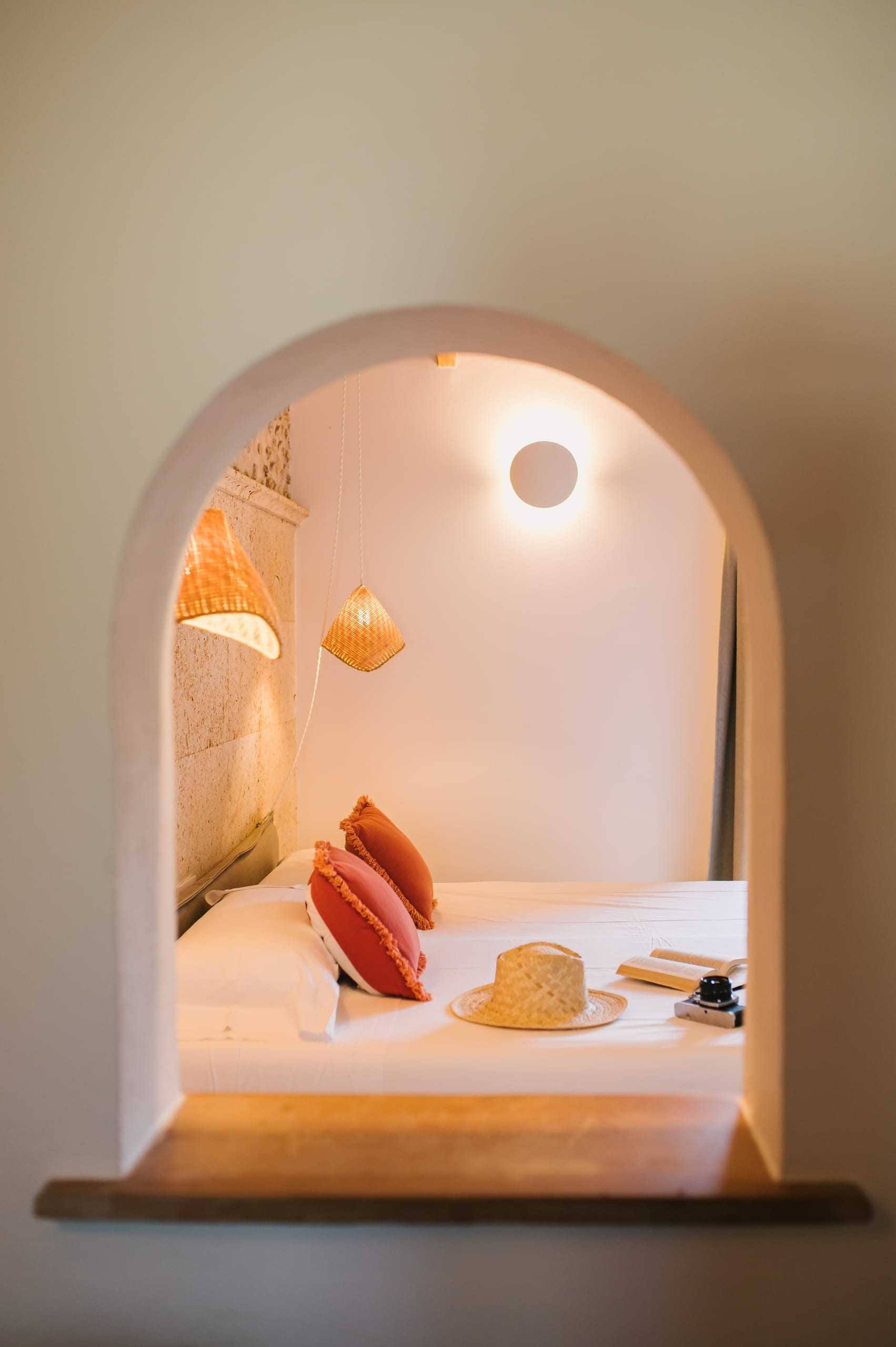 Schlafzimmer durch einen Bogen gesehen