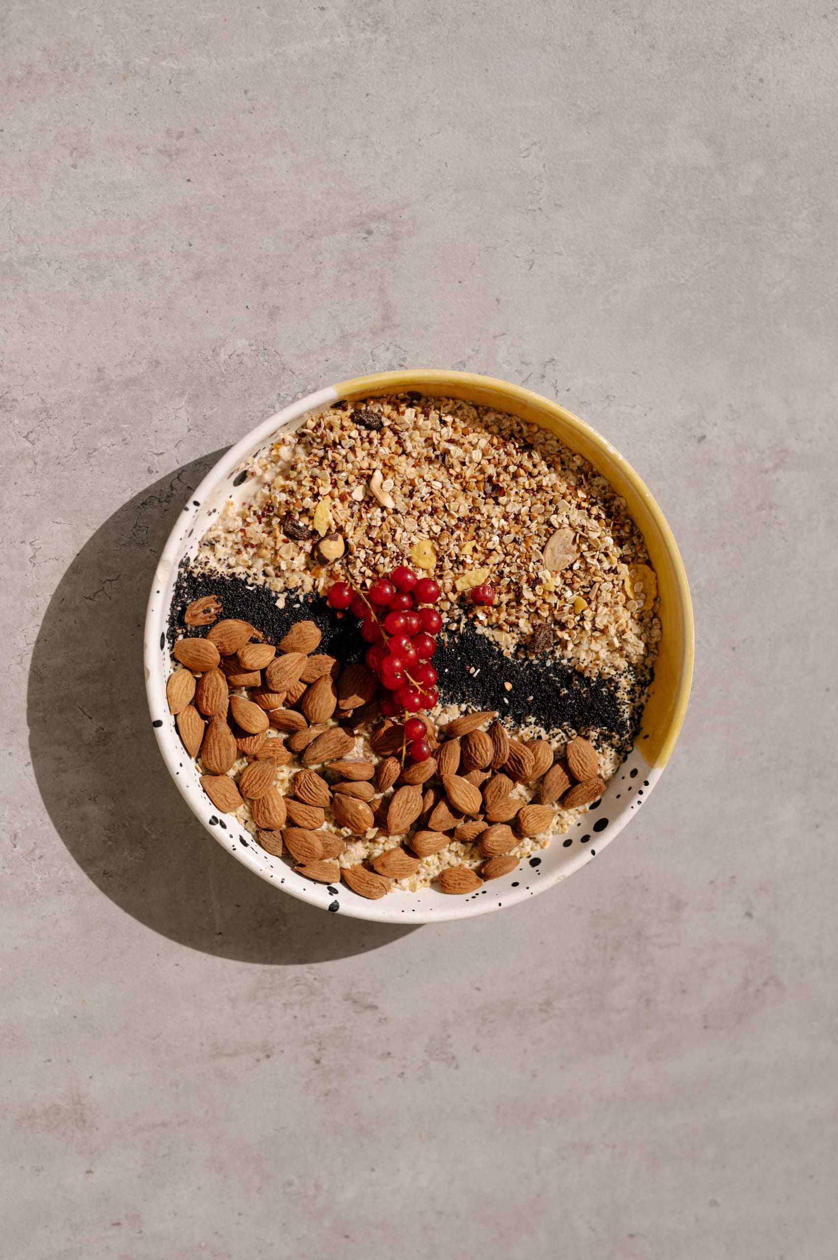 Granola-Bowl mit Mandeln