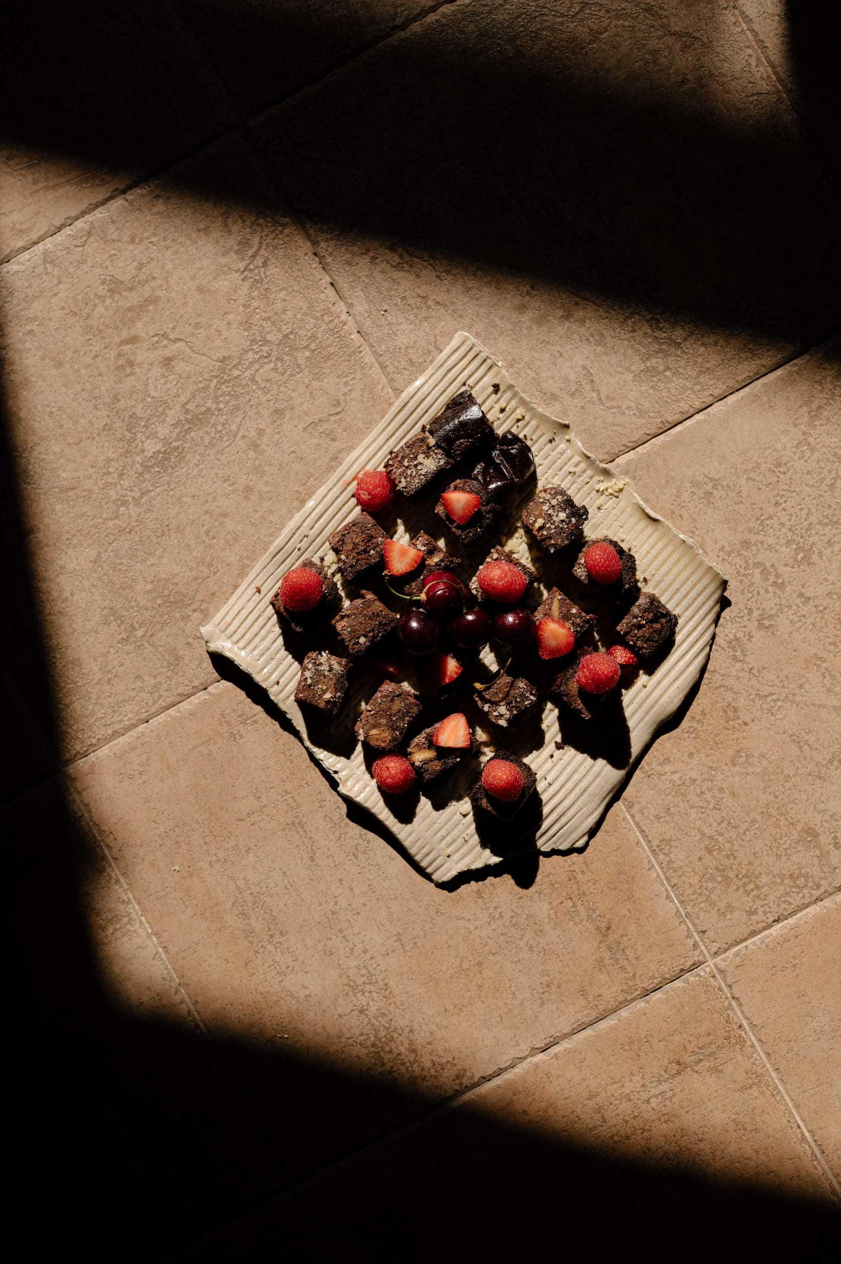 Bocins de brownie amb maduixes
