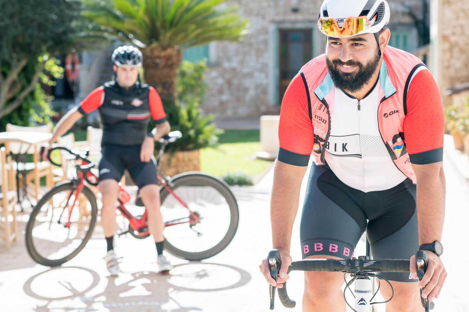 Radfahrer bereiten sich im Garten vor