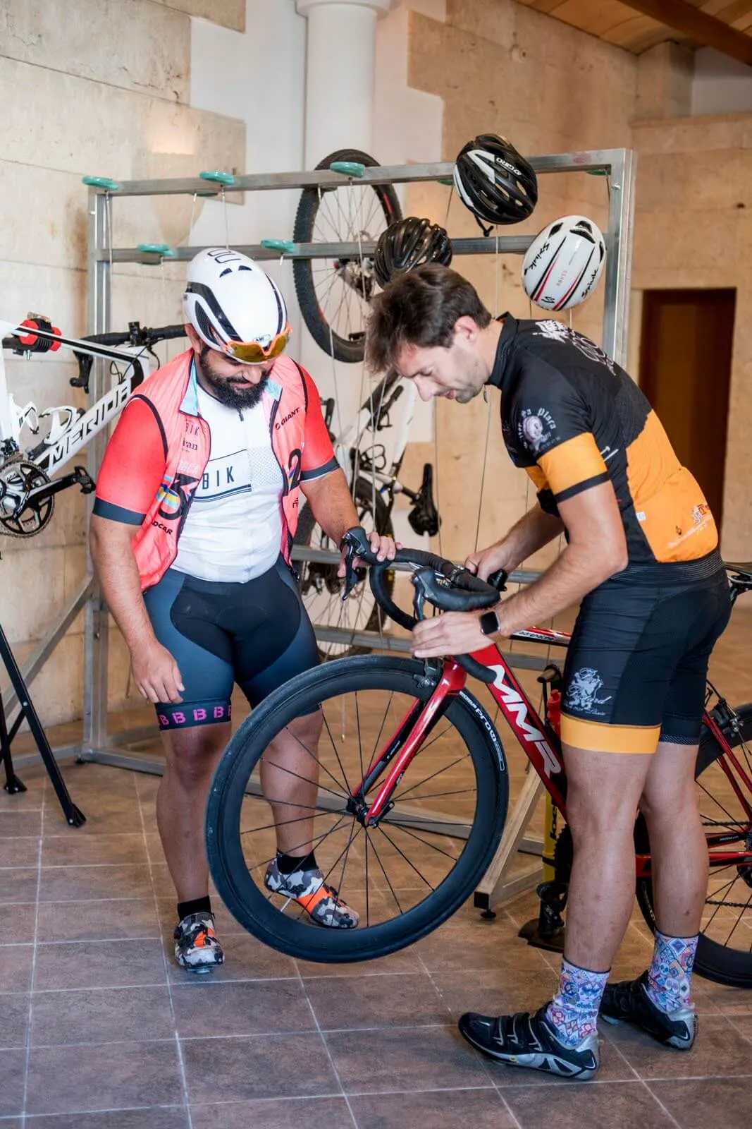 Ciclistes ajustant les bicis