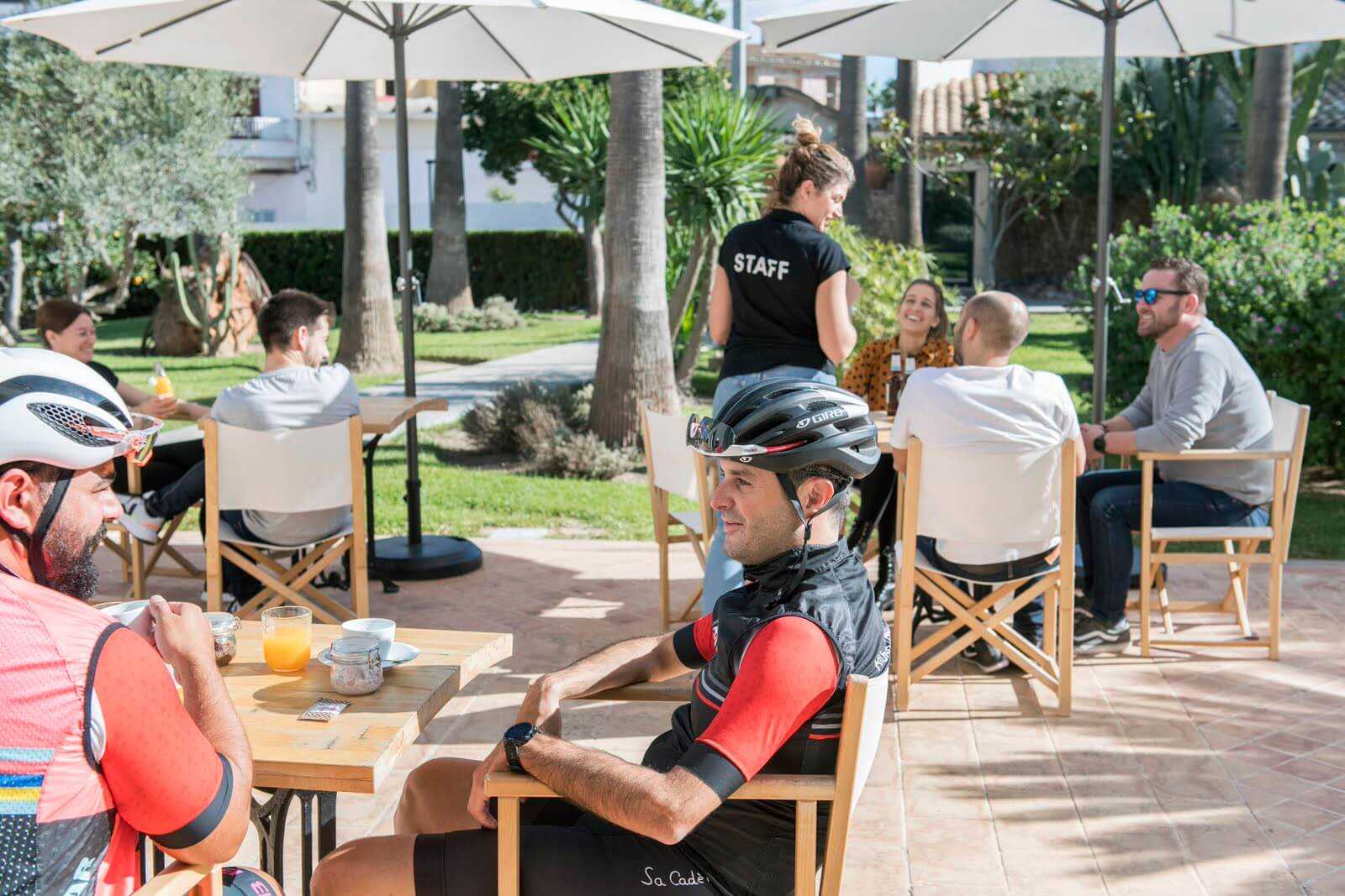 Ciclistes preparant-se al jardí