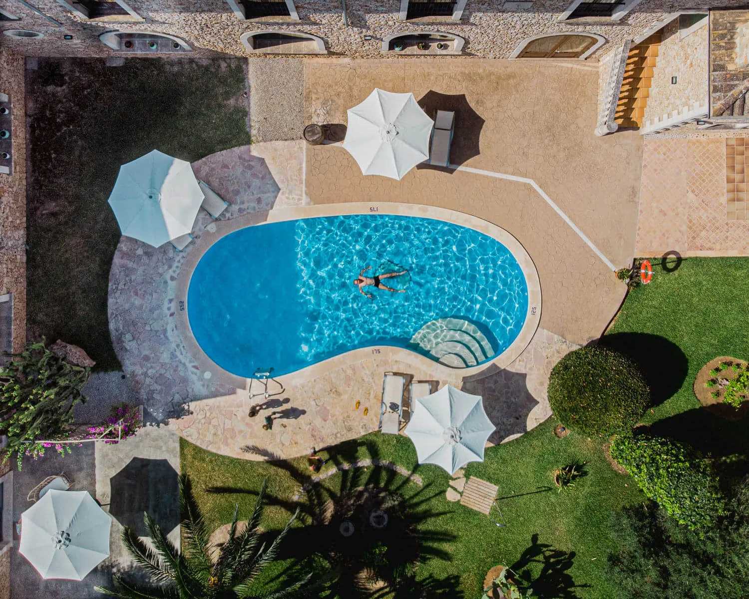 Vista aèria de Curolla amb el jardí i la piscina