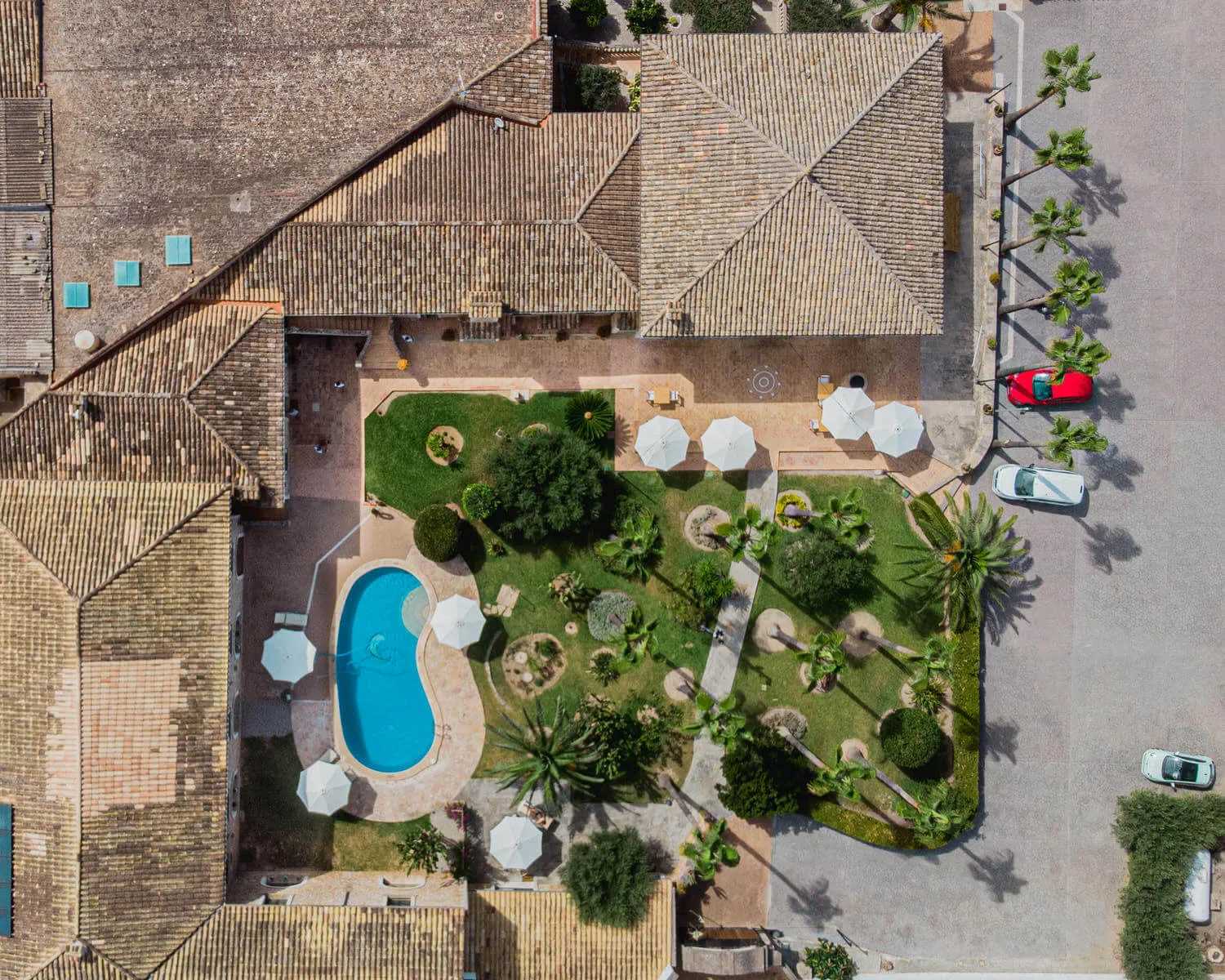 Luftaufnahme des Curolla mit Garten und Pool