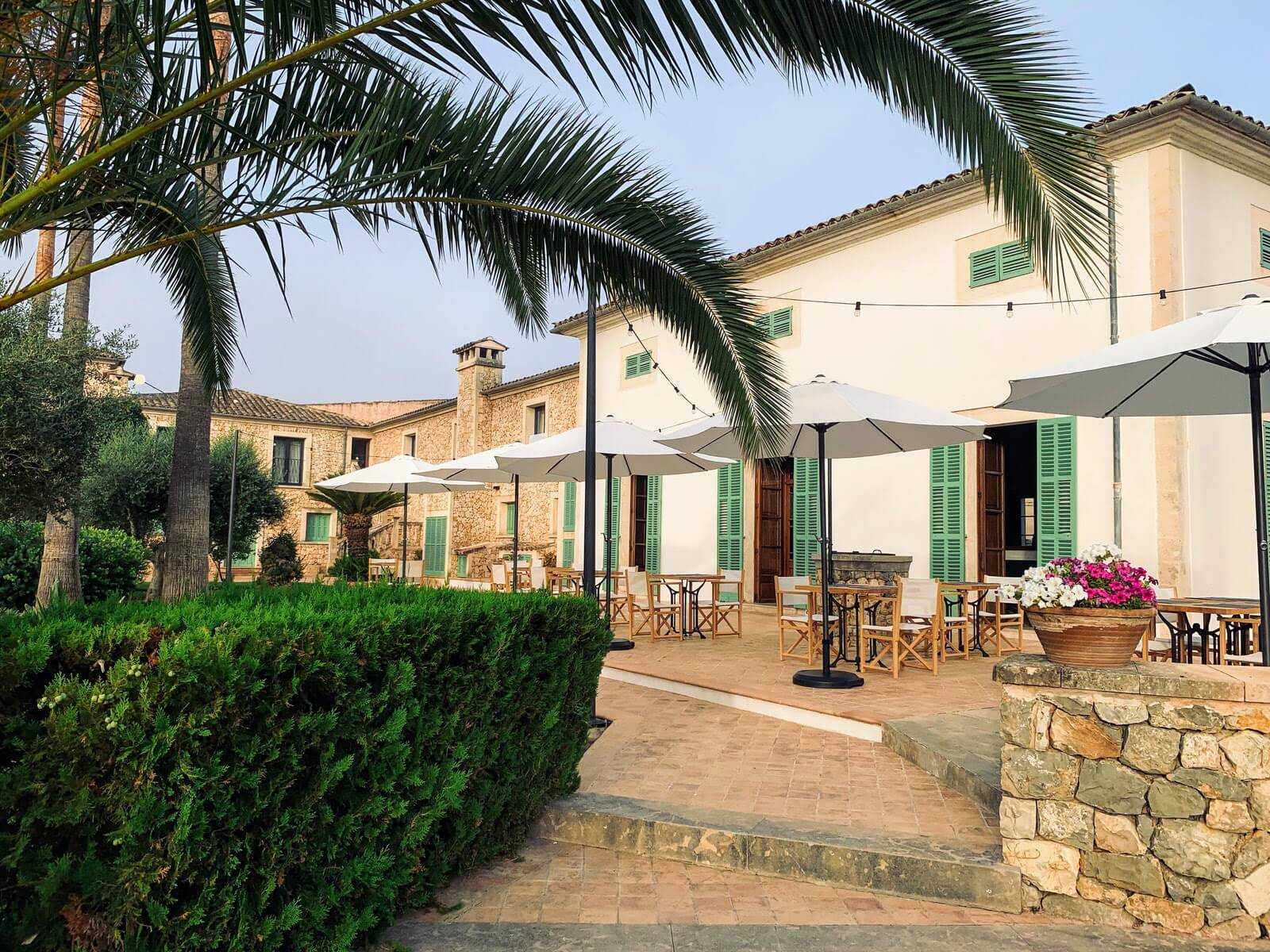 Patio und Steinfassade des Herrenhauses