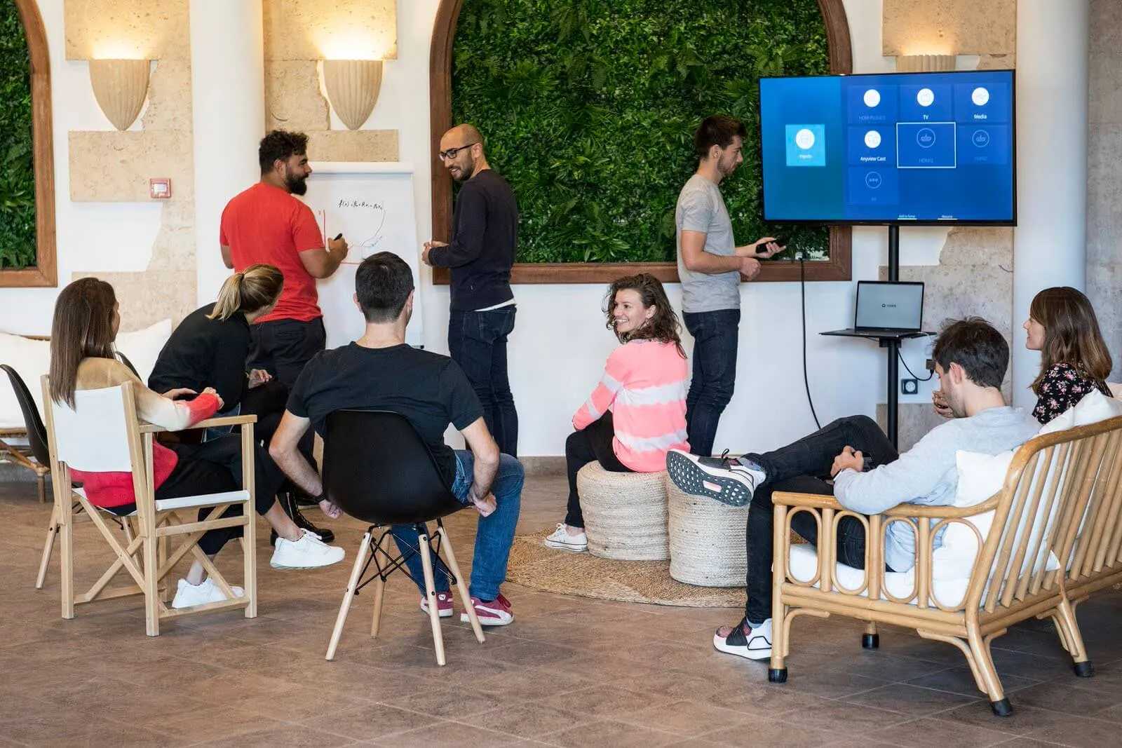 Reunió d'equip davant una pantalla gran