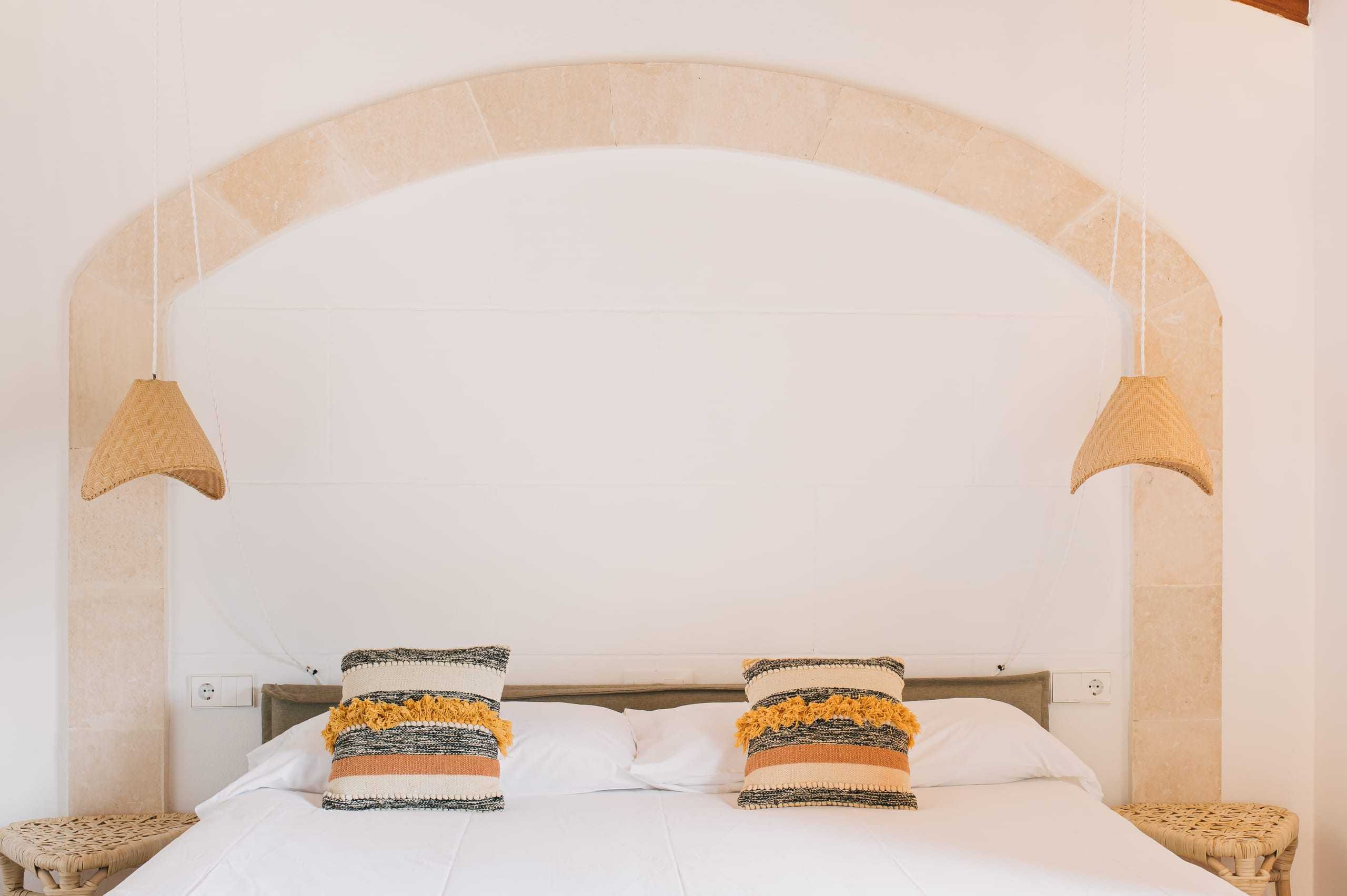 Schlafzimmer unter einem Steinbogen