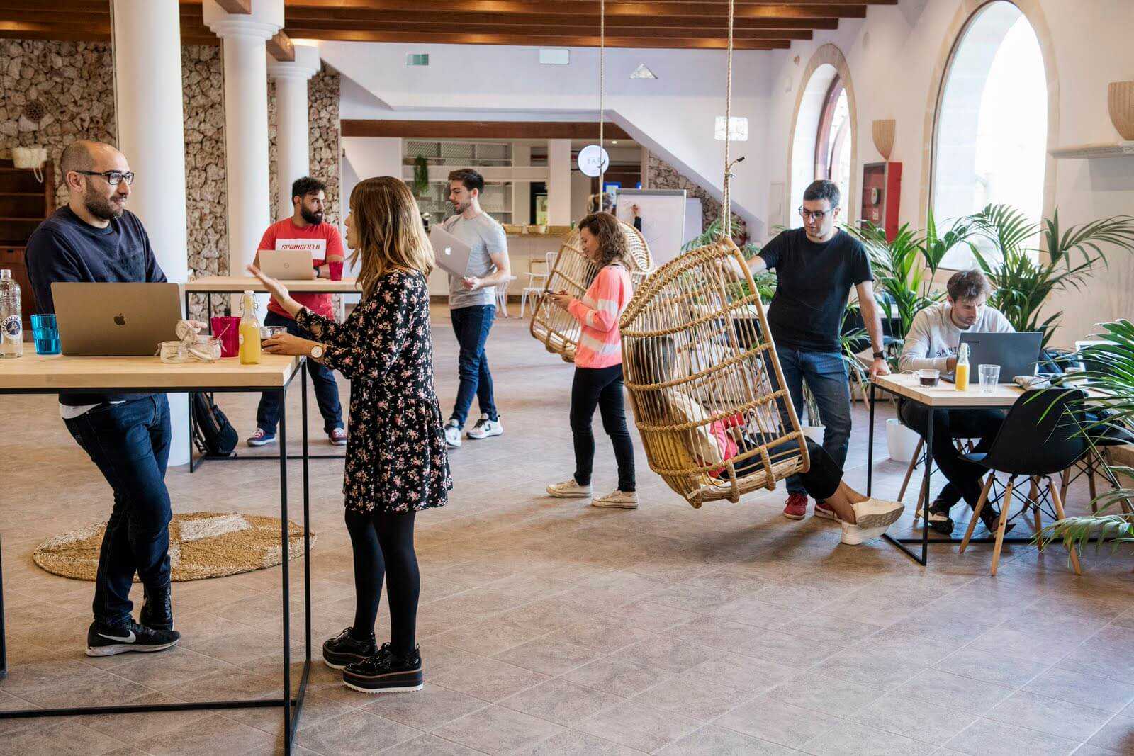 Equip treballant al coworking