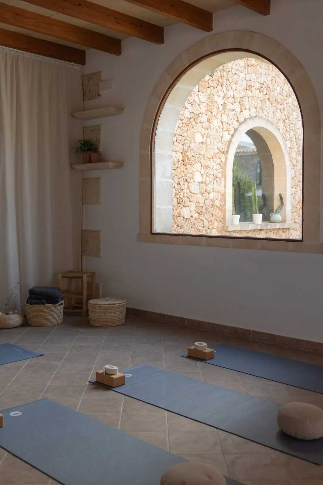 Sala de ioga buida amb finestra en arc